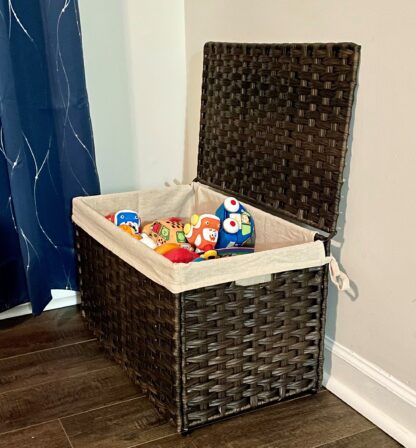 Brown Storage Basket with Lid, Rattan-Style Storage Trunk with Cotton Liner and Handles, for Bedroom Closet Laundry Room, 29.9 x 17.1 x 18.1 Inches